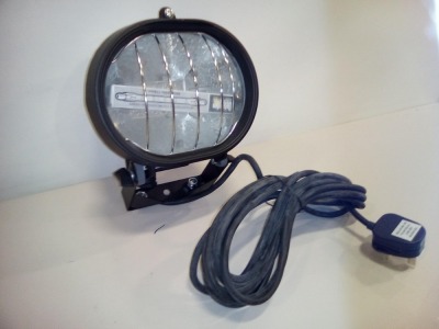 10 X BRAND NEW DEFENDER 240V HALOGEN HEAD PORTABLE SITE LAMP / WORKLIGHT WITH 5M CABLE, 13A PLUG (CODE E58059) - IN 1 CARTON