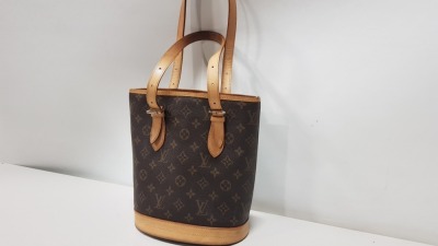 1 X SMALL BAG BRANDED WITH LOUIS VUITTON LOGO