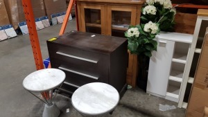 MIXED FURNITURE LOT CONTAINING 2 DOOR GLASS CUPBPARD, 3 DRAW UNIT, MARBLE COFFEE TABLES AND WHITE CONSOLE UNIT ETC