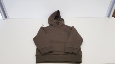 A PALLET OF APPROX 400 X CHILDRENS HOODIES IN GREEN, BLUE AND GREY IN VARIOUS SIZES