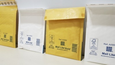 APPROX 1000 X NEW PADDED ENVELOPES IN BROWN AND WHITE IN 5 BOXES