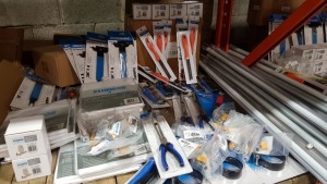 50 + PIECE TOOL LOT CONTAINING ROCKLER POCKET PUSH STICK SAFETY TOOL, PLUMBOB STRAIGHT CONTRACT TRV 15MM, SILVERLINE TRIM REMOVAL TOOL, SILVERLINE SPARK PLUG PLIERS 300MM, SILVERLINE OIL FILTER WRENCH, WHITE TELESCOPIC SHOWER RAIL 1250-2300MM, SILVERLINE 