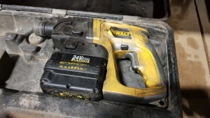 DEWALT 24V BATTERY OPERATED HAMMER DRILL INCLUDES 1 BATTERY AND CASE NO CHARGER
