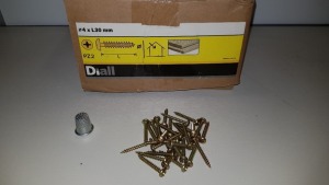 APPROX 32,375 X BRAND NEW WOOD SCREW PAN YZP 4 X 30 LOOSE IN 20 BOXES
