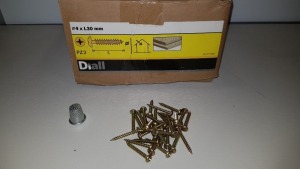 APPROX 32,375 X BRAND NEW WOOD SCREW PAN YZP 4 X 30 LOOSE IN 20 BOXES