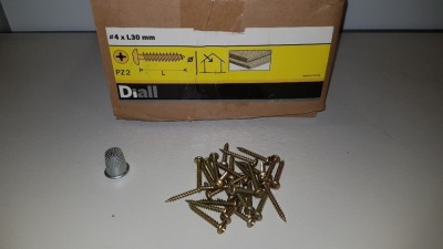 APPROX 32,375 X BRAND NEW WOOD SCREW PAN YZP 4 X 30 LOOSE IN 20 BOXES