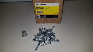 APPROX 74,000 X BRAND NEW WOOD SCREW PAN YZP 4 X 30 LOOSE IN 40 BOXES