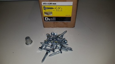 APPROX 74,000 X BRAND NEW WOOD SCREW PAN YZP 4 X 30 LOOSE IN 40 BOXES