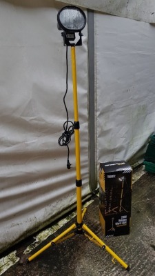4 X BRAND NEW DEFENDER 230V SINGLE HEAD WORK LIGHT COMPLETE WITH STAND IN COLOUR BOX - 1 CARTON