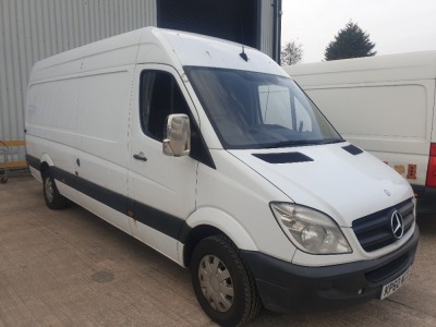 WHITE MERCEDES SPRINTER 313 CDI. ( DIESEL ) Reg : KP60 WCD, Mileage : 332406 Details: WITH V5, NO MOT, 1 KEY, REVERSING CAMERAS, NOISY ENGINE WHEN STARTING