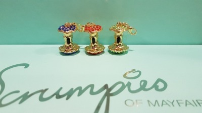 500 X SCRUMPIES OF MAYFAIR CHARMS - IN ASSORTED COLOURS WAYS