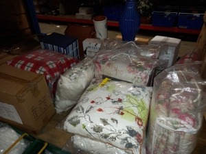 20 + PIECE MIXED LOT CONTAINING SLEEPWELL LINEN THROWS VARIOUS STYLES CUSHIONS, VASES, MINI STORAGE UNIT AND COCA COLA TIN TRAYS