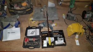 LOT CONTAINING 5 X ITEMS OF TOOLING TO INCLUDE - GABRO GUILLOTINE, 110V MAKITA HIGH SPEED SCREWDRIVER WITH EXTENSION LEAD, CLARKE AIR STAPLER GUN, 2 X TITAN ELECTRIC STAPLER GUNS WITH STAPLES