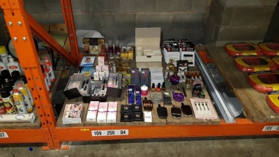 APPROX 75 X MIXED ITEMS TO INCLUDE - JEWELLERY BOX, VARIOUS PERFUMES, PORTABLE CHARGERS, SHOE LACES, NAIL VARNISH, SHOE SHINE, CAKE FORKS, FOOT GELS ETC