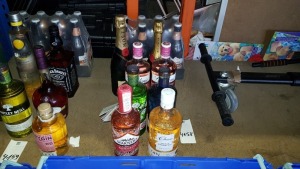 16 X BOTTLES OF ALCOHOLIC BEVERAGES TO INCLUDE - MOET, BOLLINGER, GORDONS, WHITLEY NEIL, WARNERS, CHASE & ROBINSONS UNICORN COPPER ALE