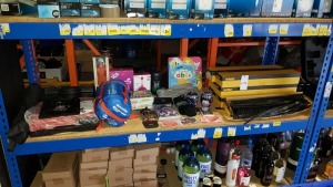 MIXED LOT CONTAINED ON FULL SHELF TO INCLUDE - 7 X BOXES OF DEWALT 55MM SCREWESTRIPS, SLEEPING BAG, PORTABLE GAS STOVE, HEADPHONES, ACTION MAN, BOOKS, MARVEL COMICS ETC..