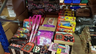 APPROX 200+ PIECE ASSORTED TOY LOT CONTAINING SHOPKINS UMBRELLA, PROSECCO DIZZY FIZZY 20PC PARTY GAME, PIRATE PARTY PACKS, SHIP ENGINEERING, TRAINSPOTTING GIFTSET, CARS 3 HARD SHELL ERASERS ETC