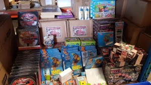 APPROX 650+ ASSORTED TOY LOT CONTAINING PIRATE PARTY PACKS, GRAND PRIX FIVE DVD GIFT TIN, PROSECCO 20PC PARTY GAME, PAW PATROL TISSUE PAPER ART, DESPICABLE ME ZAK LAMPS, TOOTH FAIRY GIFT SET, TIC TAC TOE BEETLE CAR SET ETC