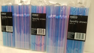 APPROX 2000 PACKS OF 40 TESCO SPARKLY STRAWS IN VARIOUS COLOURS