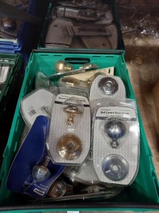 APPROX 50 X (BRAND NEW) INDIVIDUAL (SANDLEFORD) DOOR KNOBS/FURNITURE IN VARIOUS COLOUR SHADES - CONTAINED IN 2 TRAYS