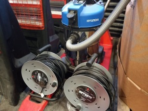 1 X (HYUNDAI) COMMERCIAL HOOVER WITH HOSE AND ATTACHMENT & 2 X (SMJ) 50M 240V 4 GANG EXTENSION LEAD