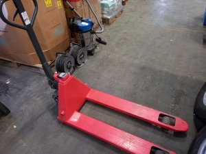 1 X RED 2000KG PUMP TRUCK WITH ELECTRONIC WEIGHING SCALES BUILT IN