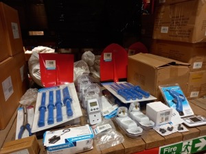 APPROX 50 X MIXED TOOLING LOT TO INCLUDE - (SILVERLINE) MINI SOLDERING STATION, (POWER MASTER) MAINS PLUG IN POWER CONSUMPTION MONITOR, MINI GLUE GUN, SPADE HEADS, COMPOSITE SCRAPER SET, RADIATOR VALVE ETC (BRAND NEW)