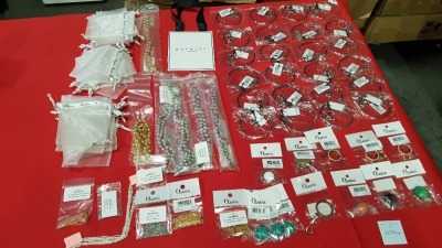 APPROX 60 PIECE MIXED JEWELLERY LOT INCLUDING A LARGE QUANTITY OF BUCKLEYS PULL SILVER BRACELETS, MIXED QUOINS PLATED NECKLACES IN GOLD, SILVER AND ROSE GOLD AND A LARGE QUANTITY OF MIXED NECKLACE PENDANTS IN VARIOUS COLOURS AND BRANDED GIFT BAGS- ALL ITE