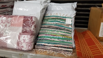 105 X TEXTILE ITEMS IN A LOT IE 10 X SUPER KING PATCHWORK DESIGN BEDCOVERS PLUS 60 X JACQUARD RUGS, 35 X ORANGE KITCHEN / BATHROOM MATS