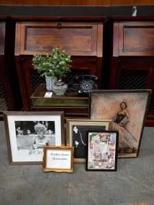 MISC LOT TO INCLUDE - ANTIQUE STYLE DISPLAY CABINET WITH VINTAGE DESIGN PHONE, GLASS VASE, SUPERFICIAL PLANT & 5 PICTURES TO INCLUDE 4 PIECES OF COSTUME JEWELLERY ATTACHED