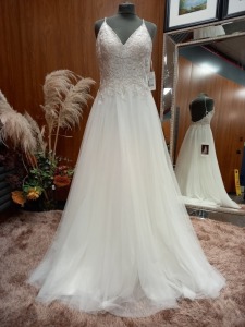 1 X (PRONOVIAS BARCELONA ETHEREAL ROMANA VOLANTIA) WEDDING DRESS MODEL - VOLANTIA OFW/L.S TLMB & BH & P SIZE - UK10 RRP - £1,470