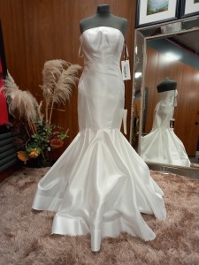 1 X (ZAC POSEN FOR WHITE REESE) WEDDING DRESS MODEL - REESE OFW OTOMAN COLOUR - OFF WHITE SIZE - UK12 RRP - £1,290