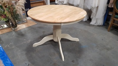 1 X LIGHT OAK ROUND DININGTABLE WITH CREAM LEGS 110X110X75CM