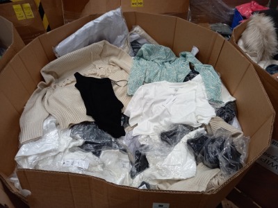 FULL PALLET OF CLOTHING IN VARIOUS STYLES AND SIZES CONTAINING TOPSHOP SHIRTS, TOPSHOP JUMPERS AND TOPMAN JUMPERS ETC