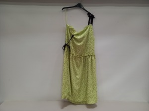 12 X BRAND NEW TOPSHOP GREEN FLORAL DRESSES IN ASSORTED SIZES RRP £35.00 (TOTAL RRP £420.00)