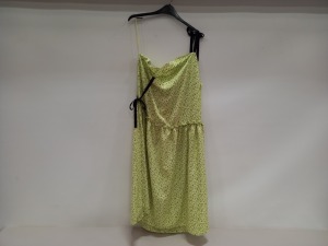 12 X BRAND NEW TOPSHOP GREEN FLORAL DRESSES IN ASSORTED SIZES RRP £35.00 (TOTAL RRP £420.00)