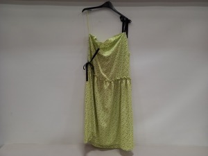 12 X BRAND NEW TOPSHOP GREEN FLORAL DRESSES IN ASSORTED SIZES RRP £35.00 (TOTAL RRP £420.00)