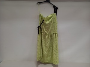 12 X BRAND NEW TOPSHOP GREEN FLORAL DRESSES IN ASSORTED SIZES RRP £35.00 (TOTAL RRP £420.00)