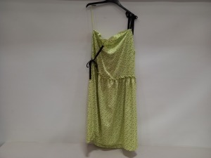 12 X BRAND NEW TOPSHOP GREEN FLORAL DRESSES IN ASSORTED SIZES RRP £35.00 (TOTAL RRP £420.00)