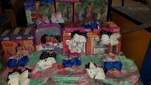 80+ PIECE ASSORTED TOY LOT CONTAINING TROLLS MAKE YOUR HAIR ACCESSORIES, TROLLS 3 PACK COLOUR YOUR OWN BAG SET, DISNEY PRINCESS BAGS, VIOLELLA FILLED BACKPACK, JOJO BOWS, TROLLS PAINT YOUR OWN MONEY BANK, PJ MASKS FINGER PAINT SET - IN HALF A BAY