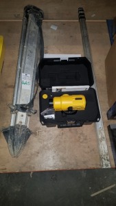 1 X (DEWALT) OPTICAL AUTO LEVEL PRODUCT NUMBER - DW096PK WITH ALUMINIUM TRI-POD & STAFF