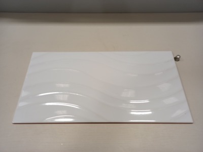 40 X PACKS OF (WHITE CERAMIC WALL TILES) 25CM X 50CM 12 INDIVIDUAL TILES PER PACK - CONTAINED ON PALLET