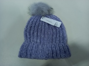 40 X BRAND NEW TOPSHOP PURPLE KNITTED BOBBLE HATS RRP £14.00 (TOTAL RRP £560.00)