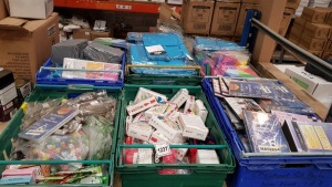 APPROX 500 + PIECES OF EDUCATIONAL ITEMS IE EDDING COLOUR MARKERS, MATHS TOPIC PROGRESS TESTS, DICE AND VISUAL TIMETABLES WITH POCKETS ETC IN 6 TRAYS (NOT INCLUDED)