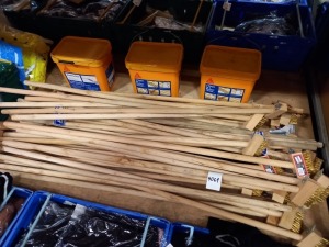 MIXED LOT OF BUILDING PRODUCT TO INCLUDE - APPROX 40 X PAVING BRUSH WITH BRASS COATED STEEL WIRE & ZINC PLATED STEEL SCRAPER AND 3 X (SIKA) 15KG TUBS OF SELF SETTING JOINTING COMPOUND