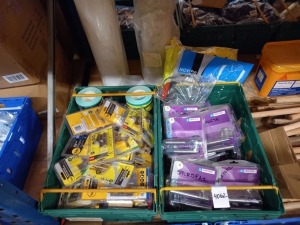 MIXED LOT OF HARDWARE TO INCLUDE - LARGE QUANTITY OF (YALE) SECURITY CYLINDERS, HI-VIZ JACKETS, SAND PAPER, APPROX 15 X (CARLISLE DESIGN) SEROZZETTA TREND DOOR LEVER HANDLES, EAR DEFENDERS ETC…