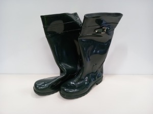 8 X PAIRS OF MIXED SIZED WATERPROOF WELLIES IN GREEN