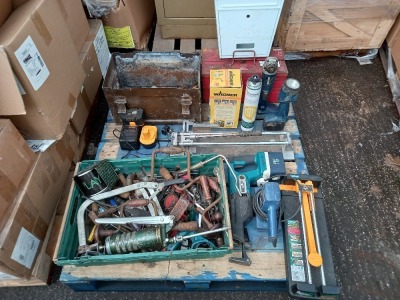 1 X PALLET OF DIY TOOLS TO INCLUDE - RYOBI PALM SANDER, MAKITA RECIPROCATING SAW, BOSCH TORCH, RYOBI ANGLE GRINDER, LETTER BOX AND VARIOUS HAND TOOLS