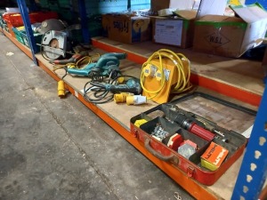 FULL SHELF CONTAINING MIXED POWER TOOLS TO INCLUDE - BOSCH CIRCULAR SAW, MILWAKEE HAMMER DRILL, MAKITA HAMMER DRILL, MAKITA DRY WALL SCREWDRIVER, MAKITA DUST BLOWER, 4 GANG 110V TRANSFORMER, HILTI DX100LNAIL GUN. ALL 110V APART FROM HILTI