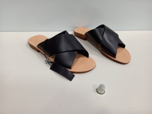 30 X BRAND NEW TOPSHOP HAWAI BLACK SANDALS SIZE 4 AND 3